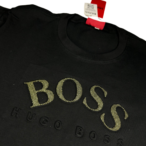 Camiseta boss letra dourada
